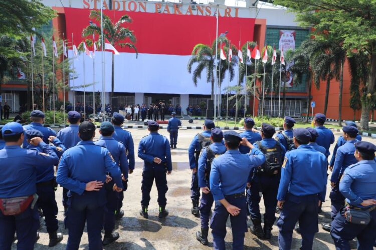 Bendera Merah Putih Raksasa Terpampang di Dinding Stadion Pakansari