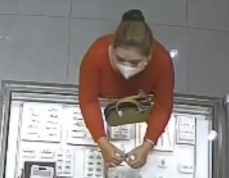 Gelang Emas Rp21 Juta Dicuri Wanita Berpakaian Merah di Cibinong City Mall