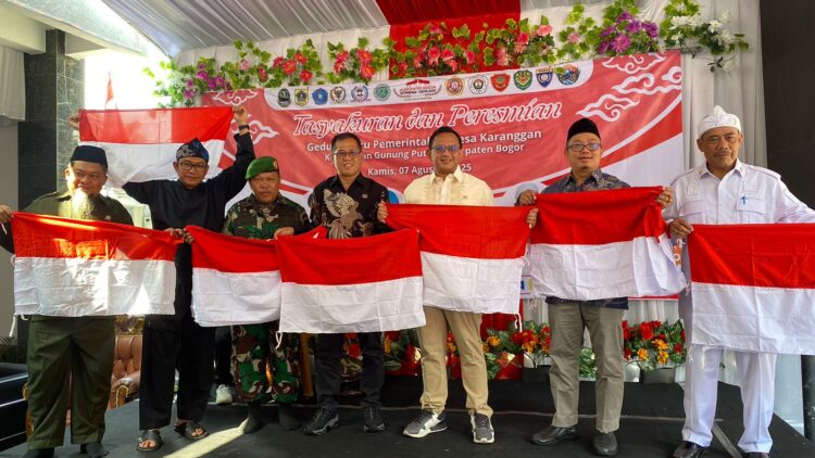 Kadispora Kabupaten Bogor Bagikan 500 Bendera Merah Putih di Kecamatan Gunung Putri