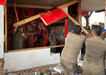 Lagi! Satpol PP Kabupaten Bogor Tertibkan PKL dan Pos Ormas di Flyover Cileungsi