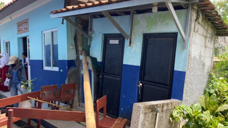 Hujan Deras dan Angin Kencang Sebabkan Kerusakan di SDN Kedungwaringin 1 Bojonggede