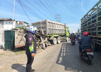 Diduga Rem Blong, Truk Pengangkut Limestone Tabrak Warung Kopi di Gunung Putri