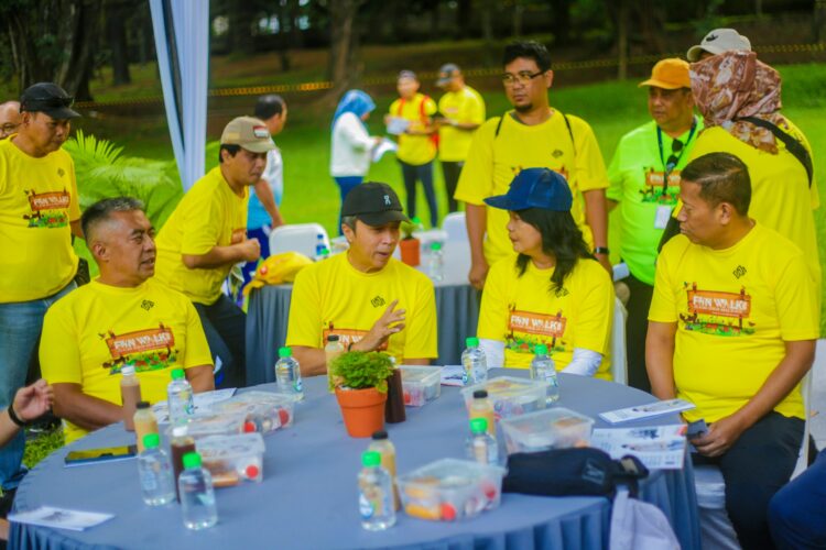 Dedie Rachim Ikuti Fun Walk Jelajah Kebun Raya Bogor Bersama Wamen PU