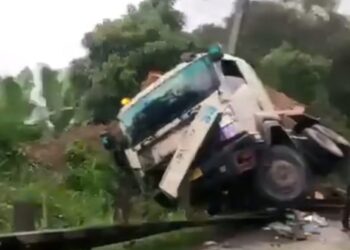 Diduga Rem Blong, Dump Truk Tabrak Minibus dan Pejalan Kaki di Nanggung