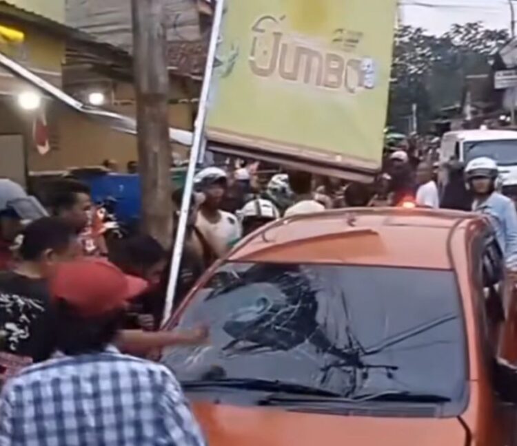 Kecelakaan di Sukaraja, Daihatsu Ayla Tabrak Tiga Motor hingga Timbulkan Korban Luka