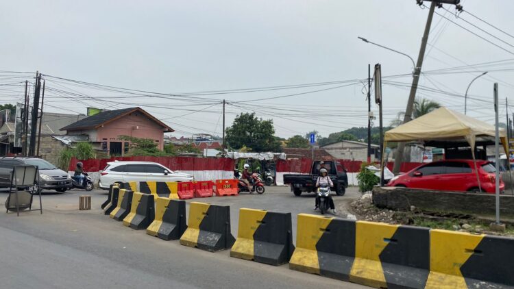 Banyak Pengendara Lawan Arah di Pertigaan Jalan Baru, Warga Citeureup Keluhkan Sering Terjadi Kecelakaan