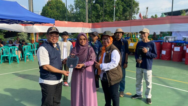 Kolaborasi dengan DLH, H. Achmad Fathoni Salurkan 113 Alat Untuk 80 KRL di Dapil 2