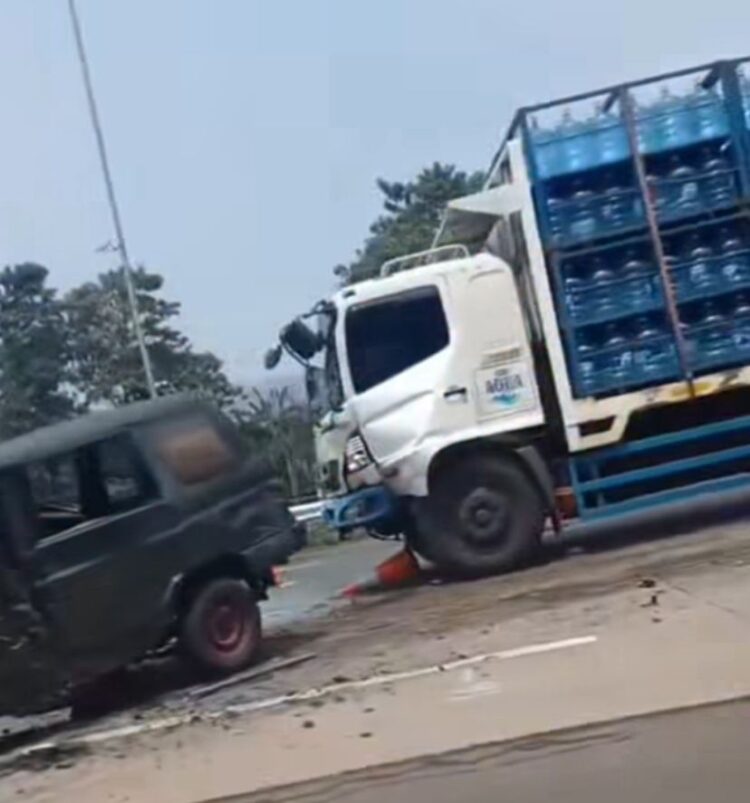 As Roda Bermasalah, Isuzu Panther Sebabkan Kecelakaan di Tol Jagorawi Bogor