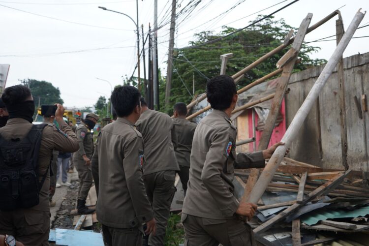Satpol PP Kabupaten Bogor Tertibkan Sebanyak 34 Bangli di Babakan Madang