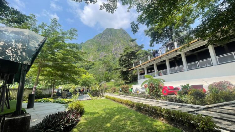 Ki Demang Coffee & Resto, Tempat Nongkrong dengan Panorama Gunung Batu Sukamakmur yang Menakjubkan