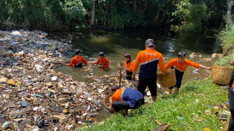 Tiga Bulan Menumpuk, DLH Kabupaten Bogor Bersihkan Sampah di Saluran Irigasi Setu Cikaret