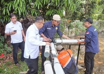 Guna Cegah Penumpukan Sampah, DLH Kabupaten Bogor Pasang Jaring Apung di Cikaret