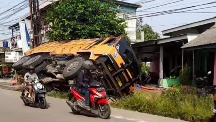 Tak Konsentrasi, Mobil Truk di Cileungsi Terguling Akibat Tanah Amblas