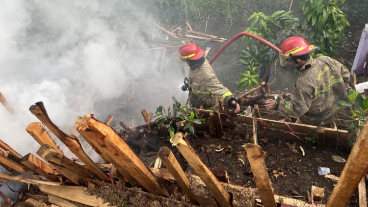 Lapak Kayu di Tanjungsari Terbakar, Diduga Akibat Api dari Pembakaran Sampah