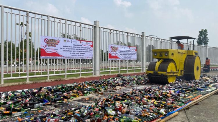 Pemkab Bogor Musnahkan 13.282 Botol Miras Ilegal di Stadion Pakansari