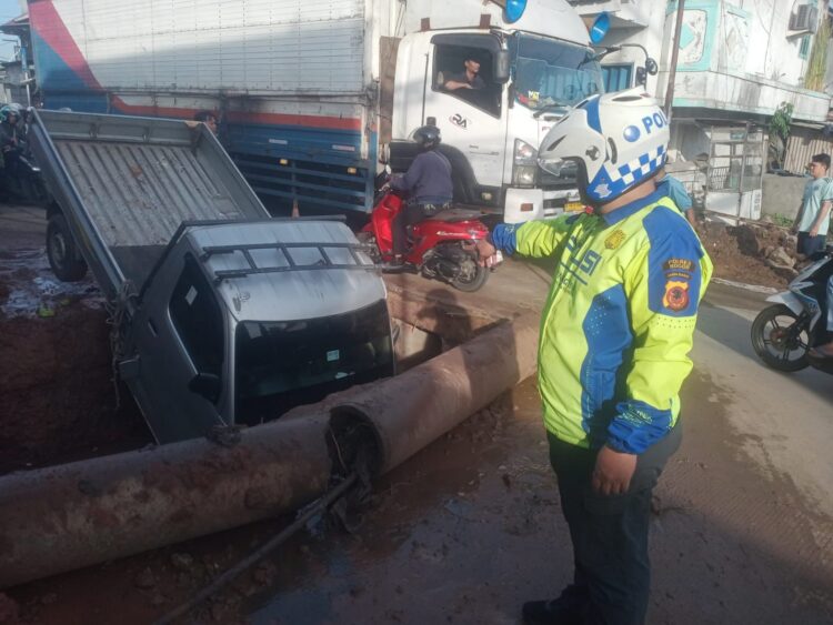 Tak Konsentrasi, Sopir Mobil PickUp Terperosok ke Gorong-Gorong Cicadas
