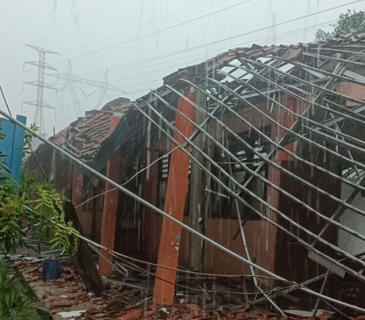 Bangunan Kelas di SMKN 1 Gunung Putri Ambruk Dihantam Hujan Deras, 20 Siswa Luka