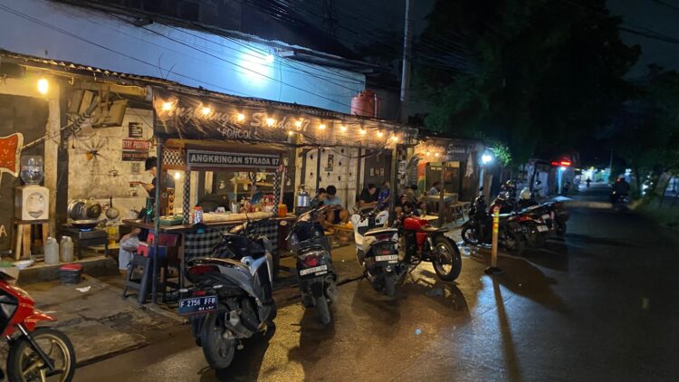 Angkringan Strada 87 “Poncol”: Hangatnya Kuliner Tradisional di Tengah Malam Gunung Putri