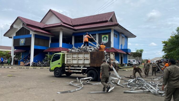 Satpol PP Kabupaten Bogor Tertibkan Bangli di Area Gedung KNPI