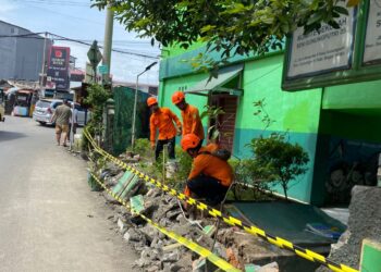 Pagar Tua SDN Gunung Putri 5 Roboh Diterjang Hujan Deras, Kepsek Minta Perbaikan Segera