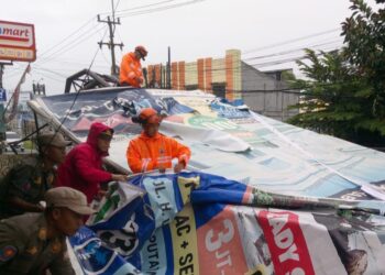 Diterpa Angin Kencang, Papan Reklame Rubuh dan Rusak 26 Rumah Warga