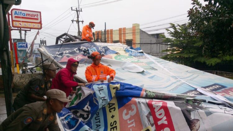 Diterpa Angin Kencang, Papan Reklame Rubuh dan Rusak 26 Rumah Warga