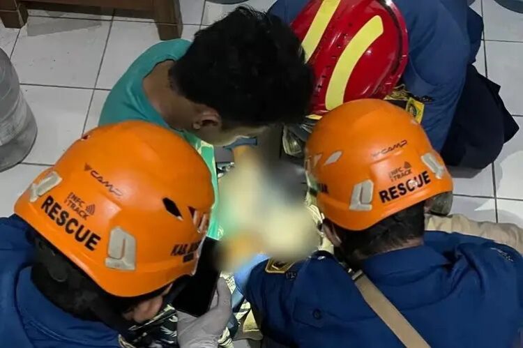 Bikin Damkar Ngilu !!! Alat Kelamin Pria Ini Tersangkut Resleting