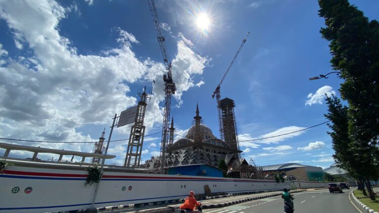 Meski Terkendala Bahan Bangunan, Pembangunan Masjid Nurul Wathon Tetap Tunjukkan Tren Positif