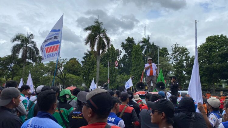 Ratusan Buruh Gelar Aksi di Pemkab Bogor, Tuntut Kenaikan UMK 8,5 Persen