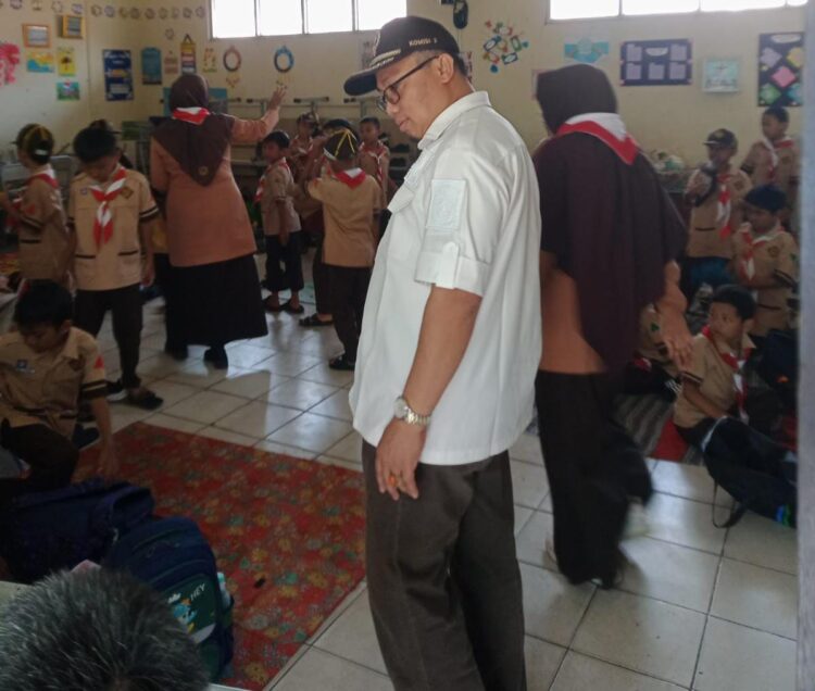 H. Achmad Fathoni Tinjau SDN Gandoang 01, Kekurangan Meubelair dan Belum Ada Zona Aman Sekolah
