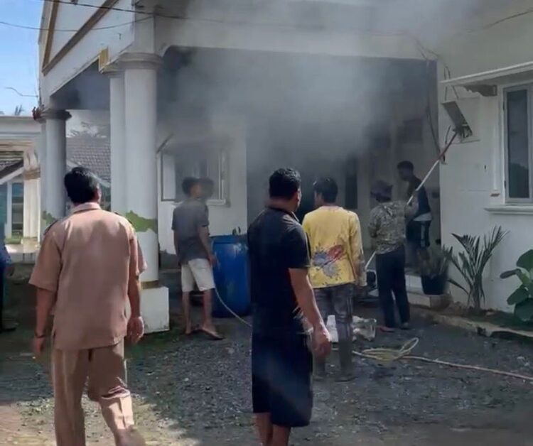 Akibat Korsleting Listrik, Gudang Peralatan Desa Sukaharja Terbakar