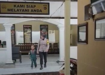 Polwan Polsek Parung Berhasil Temukan dan Pulangkan Anak Hilang di Desa Jabon Mekar