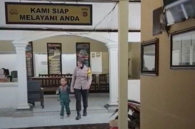 Polwan Polsek Parung Berhasil Temukan dan Pulangkan Anak Hilang di Desa Jabon Mekar