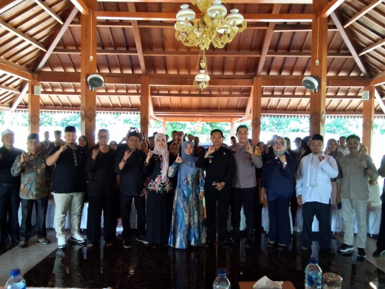 Pemcam Cileungsi Gelar Evaluasi Pembangunan Desa 2025, Camat: Bukan Menembak, Tapi Sistem!