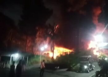 Sulit Dipadamkan Karena Baterai Lithium, Gudang Mobil Golf Dilalap Si Jago Merah