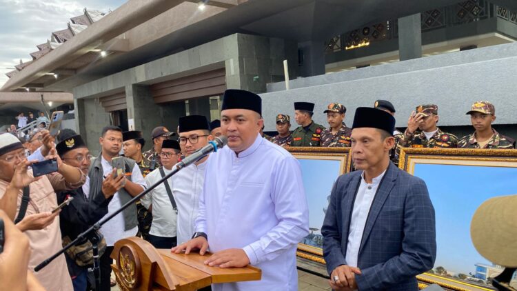 Bupati Bogor Rudy Susmanto bersama Gus Miftah saat kegiatan doa bersama akhir tahun di Masjid Nurul Wathon Cibinong