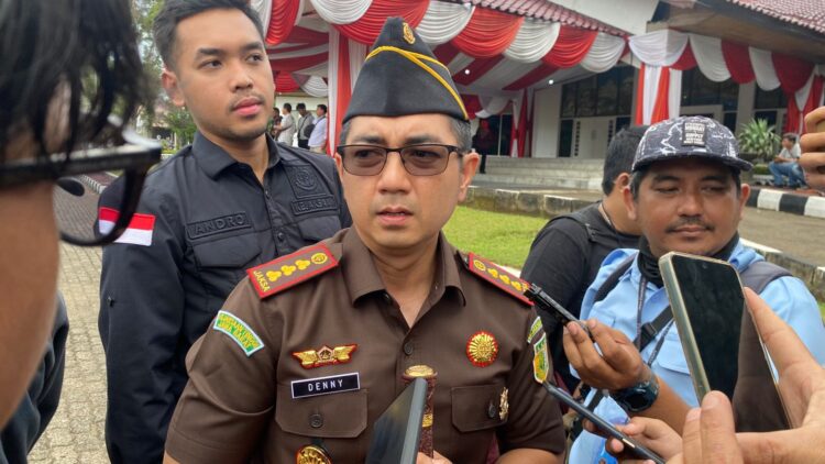 Tim Intelijen Kejaksaan Negeri Kabupaten Bogor saat melakukan penangkapan terhadap salah satu buronan DPO.