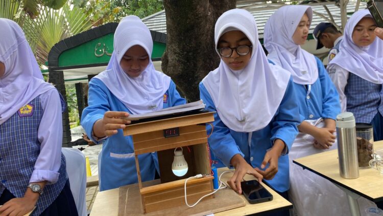 Solusi Mati Listrik! Siswi SMPN 1 Sukajaya Pamerkan “Cahaya Mandiri” di Gelar Inovasi Daerah