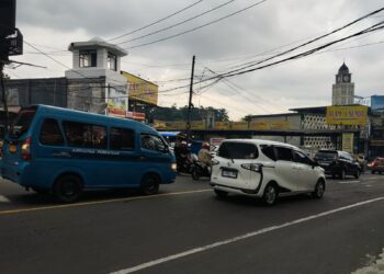 Situasi angkot yang masih beroperasi di Jalur Puncak meski dilarang selama libur Natal 25 Desember 2025