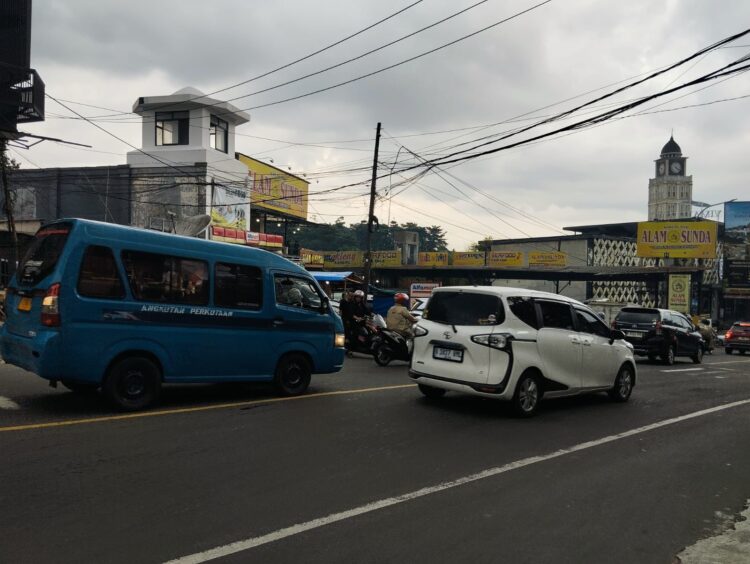 Situasi angkot yang masih beroperasi di Jalur Puncak meski dilarang selama libur Natal 25 Desember 2025