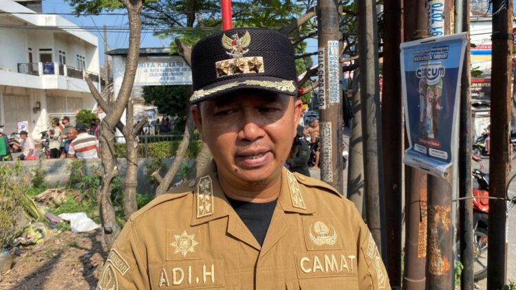 Camat Cileungsi Adi Henryana saat memberikan keterangan terkait data kasus anak di wilayah Kecamatan Cileungsi.