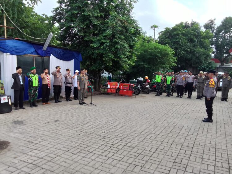 Camat Jonggol Andri Rahman memberikan arahan dalam apel gabungan pengamanan malam Natal 2025