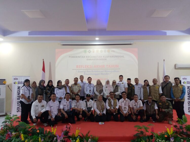 Camat Klapanunggal Galuh Sri Wahyuni memimpin acara Refleksi Akhir Tahun 2025 di Gedung SBI