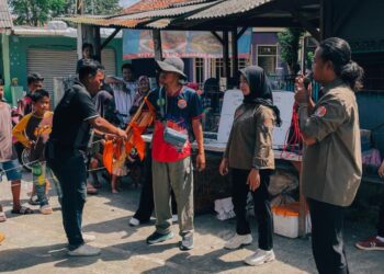 Petugas Destana Tlajung Udik memberikan edukasi cara menangkap ular secara aman kepada warga.