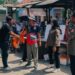 Petugas Destana Tlajung Udik memberikan edukasi cara menangkap ular secara aman kepada warga.