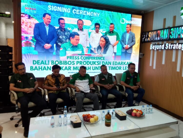 Produk inovasi bahan bakar BOBIBOS yang terbuat dari jerami karya anak bangsa.