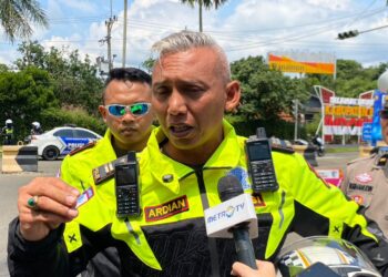 KBO Satlantas Polres Bogor Iptu Ardian Novianto memberikan keterangan pers terkait volume kendaraan di Puncak saat Natal 2025.