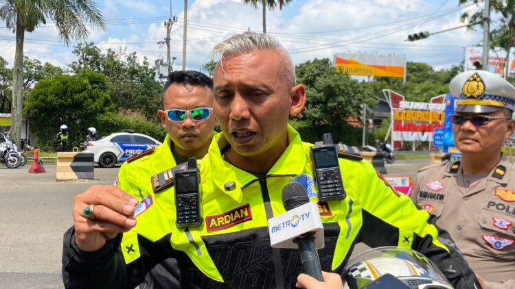 KBO Satlantas Polres Bogor Iptu Ardian Novianto memberikan keterangan pers terkait volume kendaraan di Puncak saat Natal 2025.