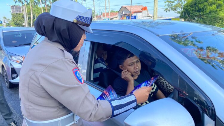 KBO Satlantas Polres Bogor Iptu Ardian Novianto memberikan sosialisasi Car Free Night Puncak 2026