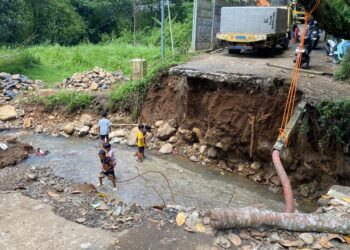 Kondisi jembatan alternatif Summarecon menuju Gadog di Desa Pasir Angin yang putus akibat pondasi terkikis banjir